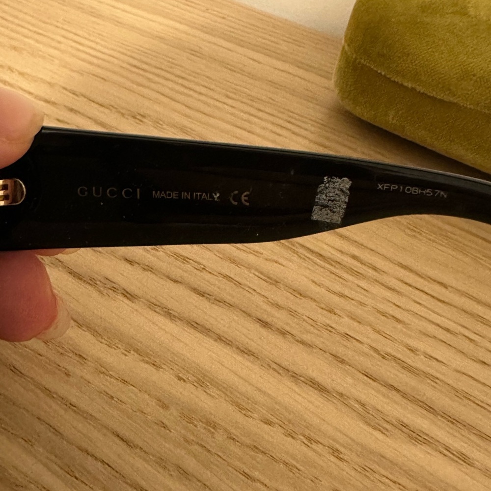 Gucci Sunglasses in Black with Gold Logo - Picture 3 of 6